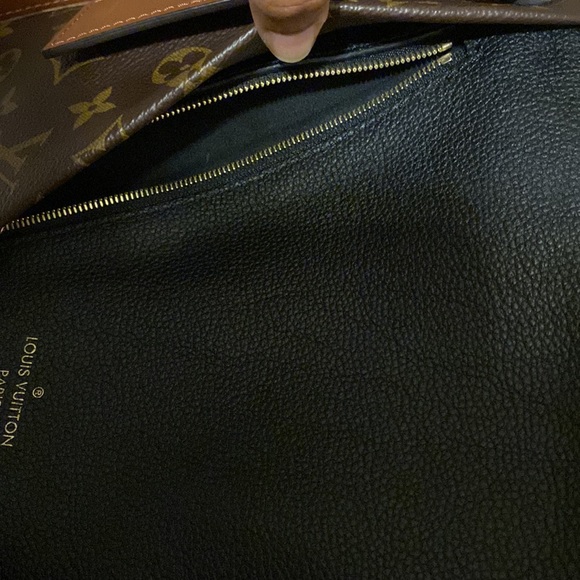 Authentic Louis Vuitton V Monogram MM Canvas, Leather Tote Bag EUC - Picture 10 of 10